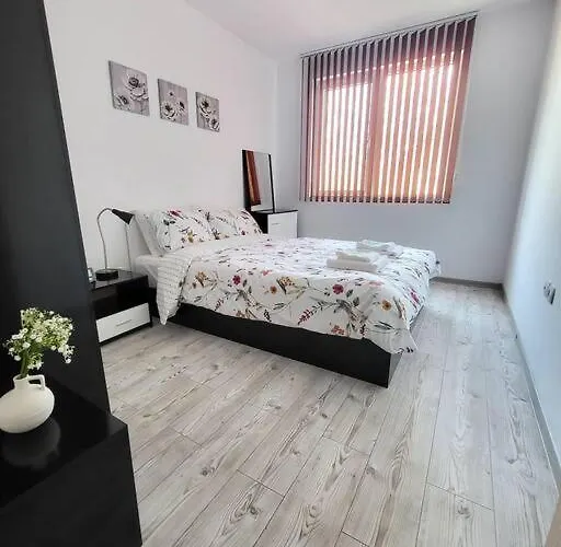 Апартаменти Modern & Bright 1bd Near Main Square *