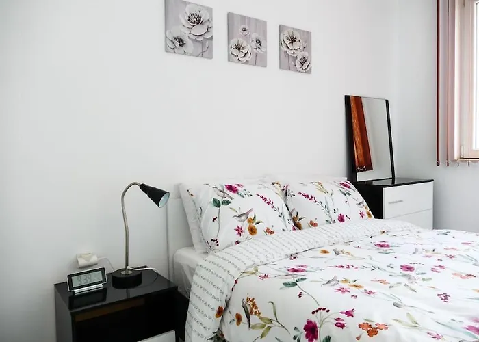 Modern & Bright 1bd Near Main Square Апартаменти *