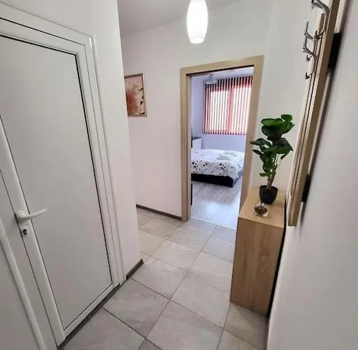 Апартаменти Modern & Bright 1bd Near Main Square