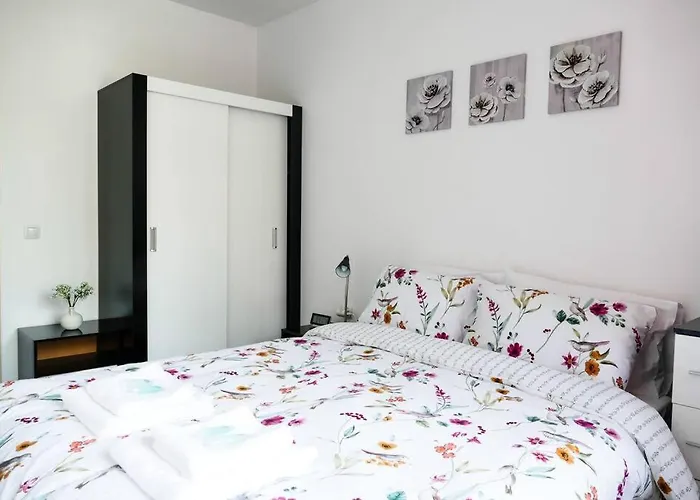 Modern & Bright 1bd Near Main Square