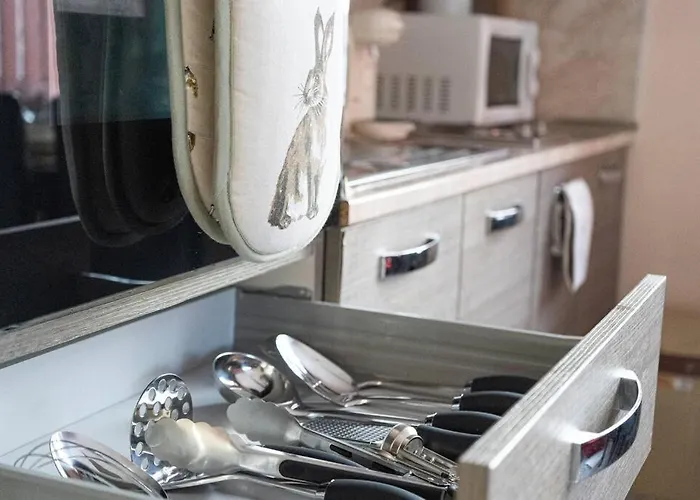 Modern & Bright 1bd Near Main Square Апартаменти *