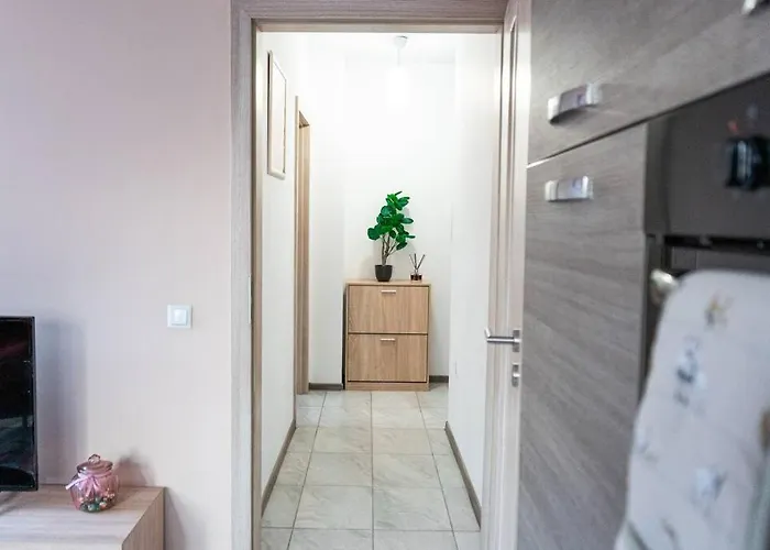 Modern & Bright 1bd Near Main Square Апартаменти *