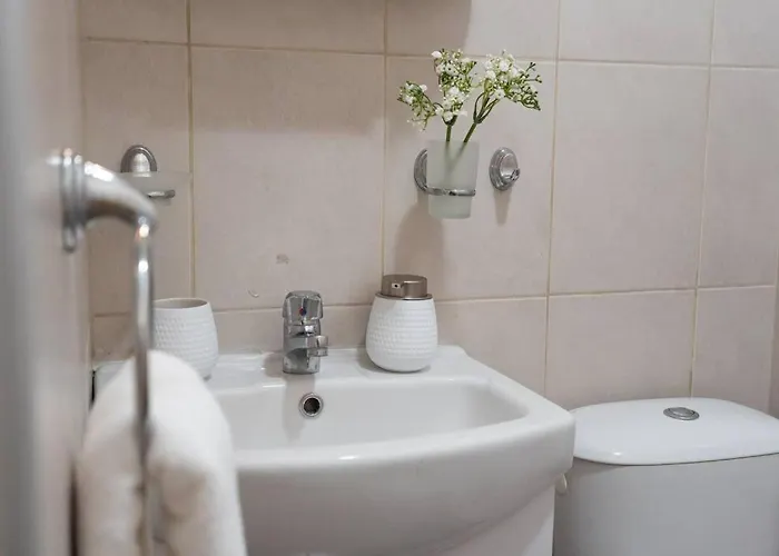 Modern & Bright 1bd Near Main Square Апартаменти *