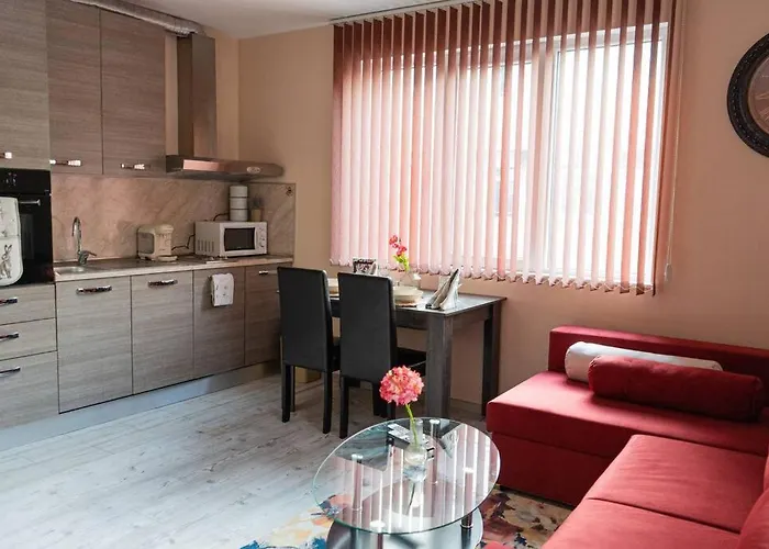 Modern & Bright 1bd Near Main Square Апартаменти