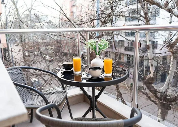 Modern & Bright 1bd Near Main Square *